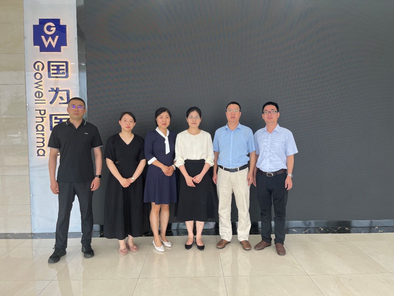 一群人站在壁报板前描述已自动生成