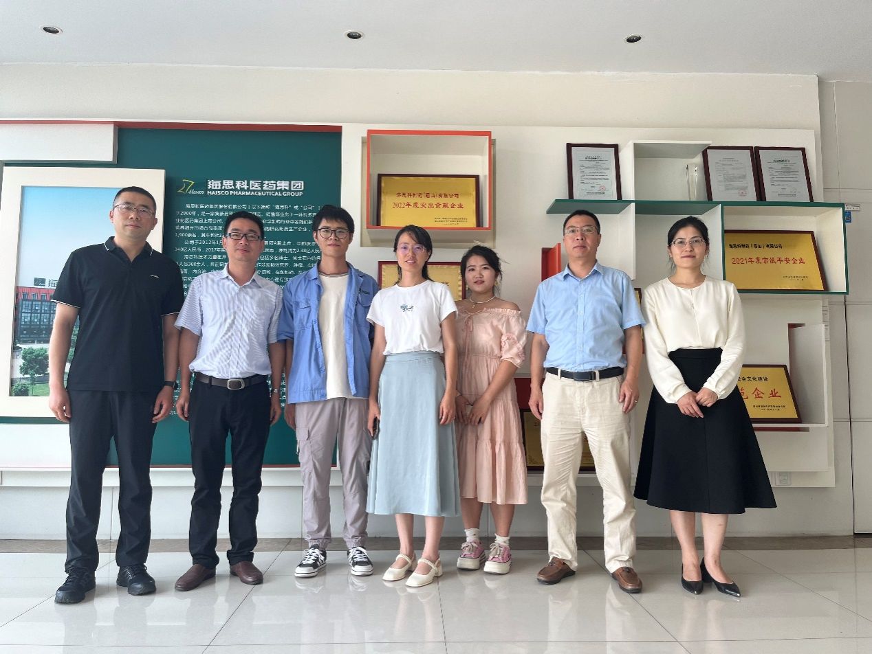 一群人站在墙边描述已自动生成