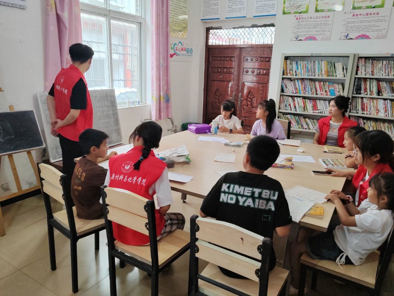 一群小孩在桌子边描述已自动生成